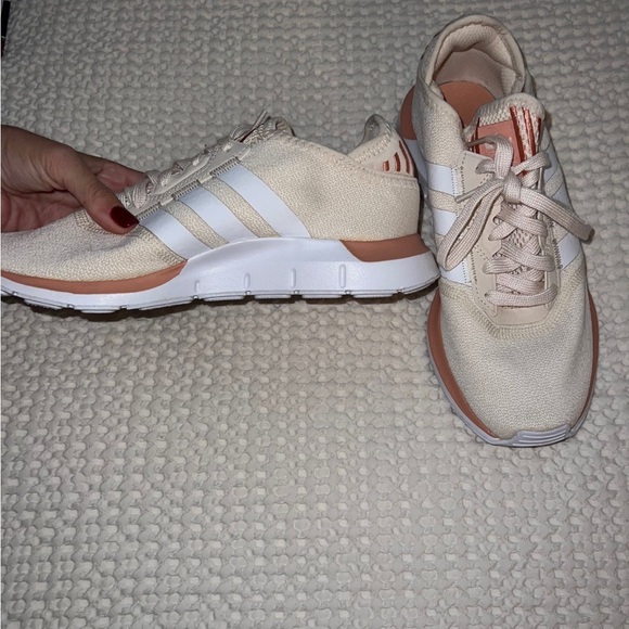 Adidas women's swift run sneakers size 6.5 - worn 1x - Picture 3 of 6